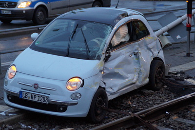 Stuttgart: Fiatfahrerin uebersieht Stadtbahn und verursacht Verkehrschaos
